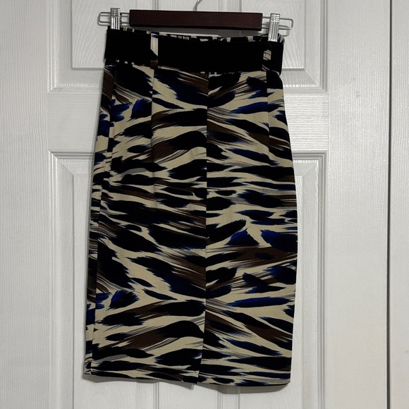 Abstract Pattern Pencil Skirt - Picture 2 of 8